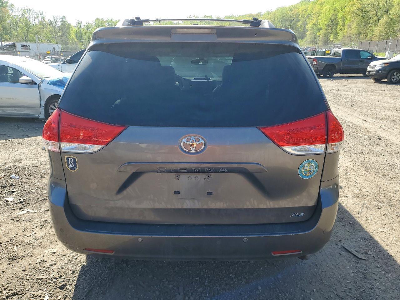 2012 Toyota Sienna Xle 8-Passenger - Фото 6