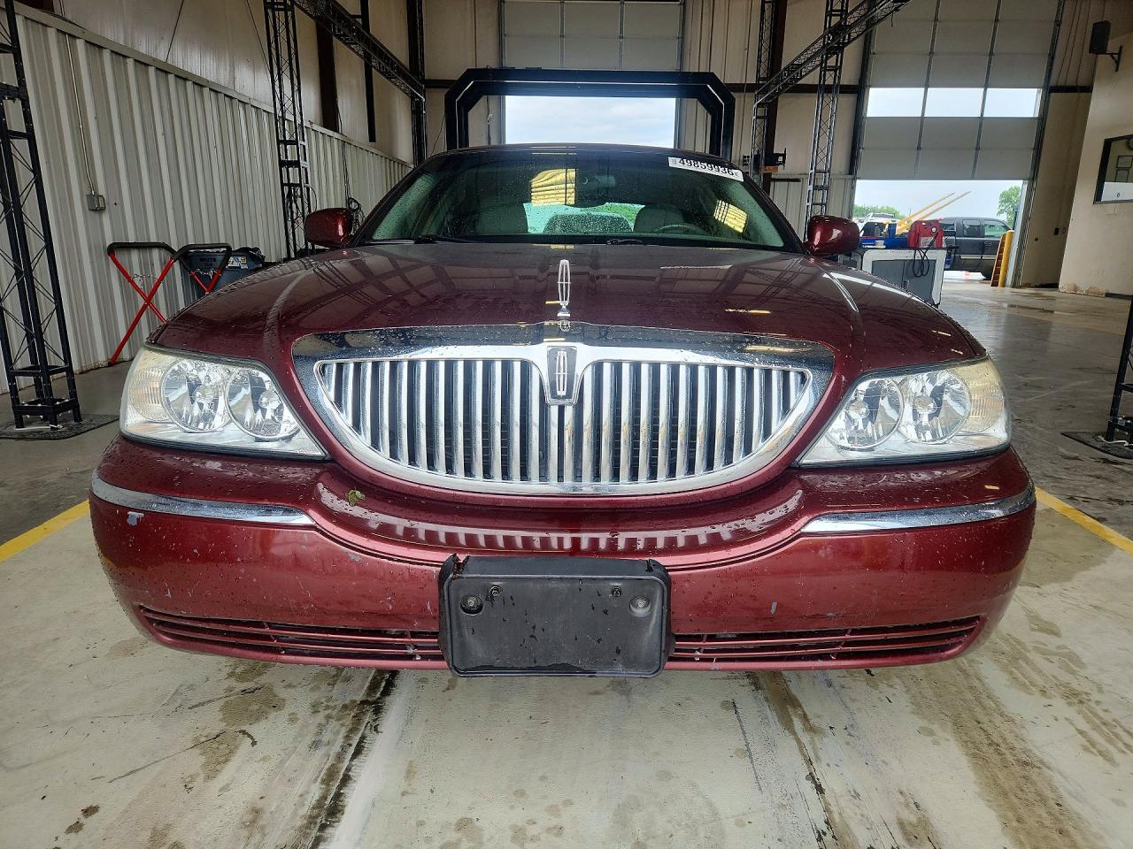 2004 Lincoln Town Car Executive - Image 5