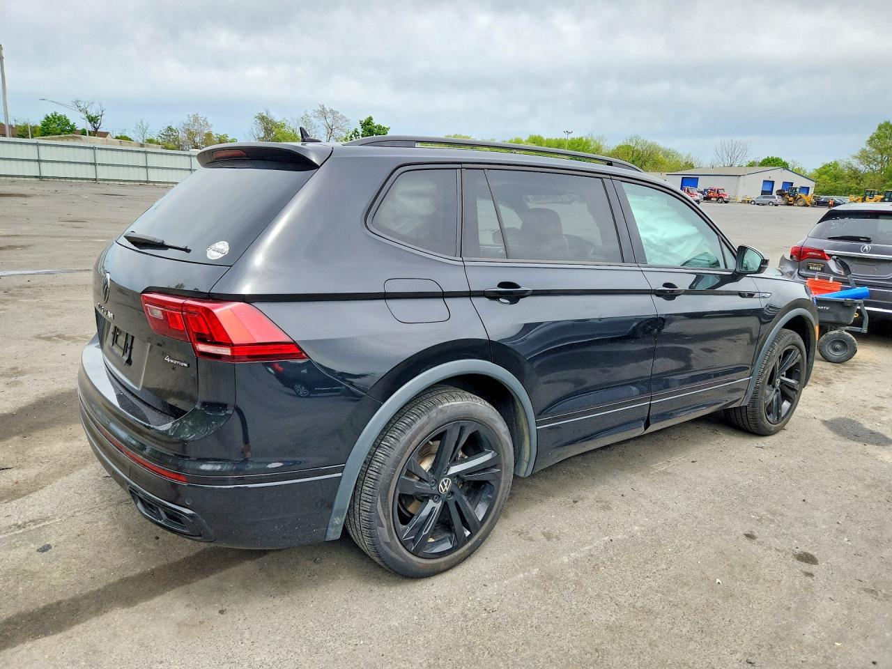 2024 Volkswagen Tiguan Se R-Line Black - Image 3