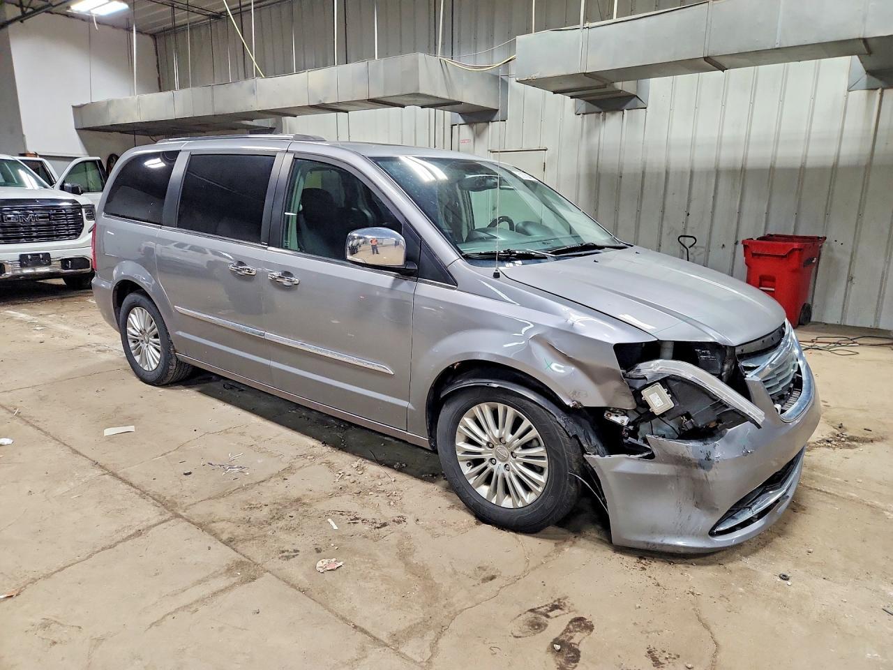 2013 Chrysler Town & Country Limited - Image 4