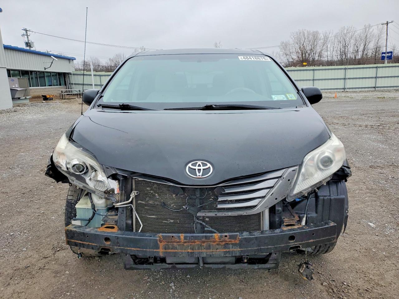 2013 Toyota Sienna Xle 8-Passenger - Image 5