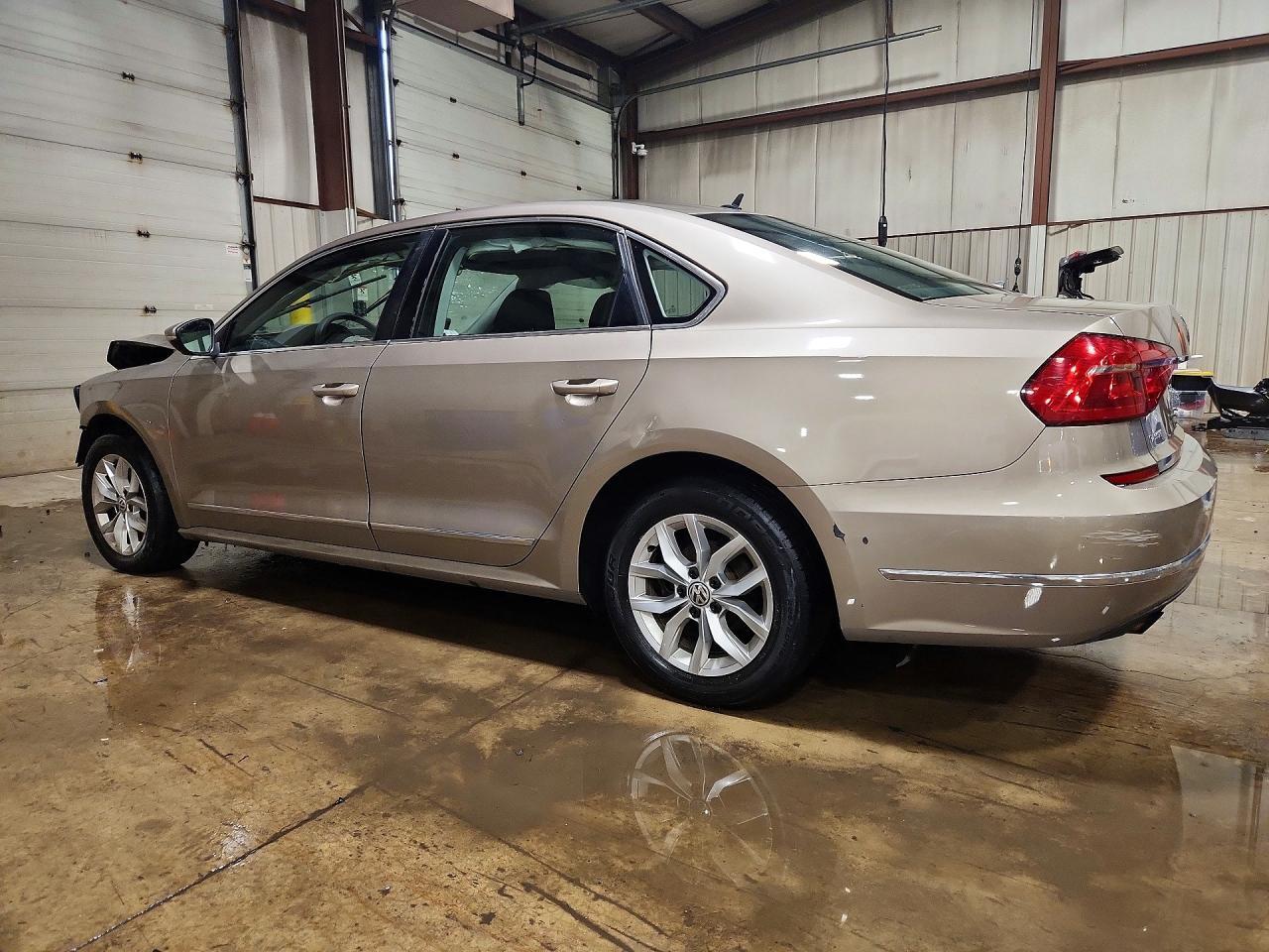 2016 Volkswagen Passat S - Фото 2