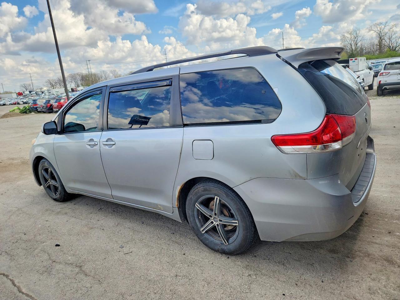 2012 Toyota Sienna Xle 8-Passenger - Image 2