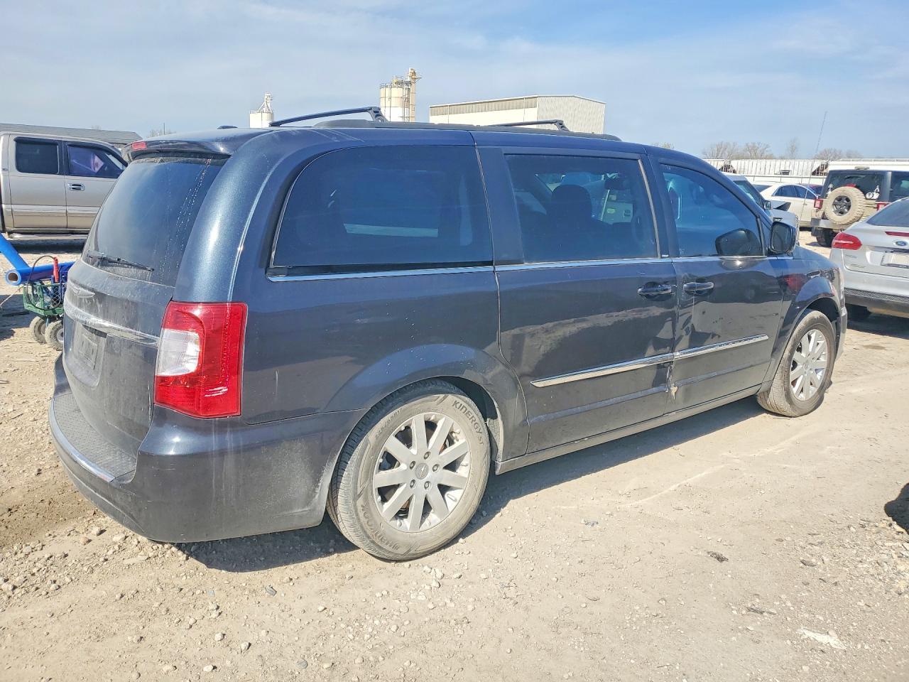 2013 Chrysler Town & Country Touring - Фото 3