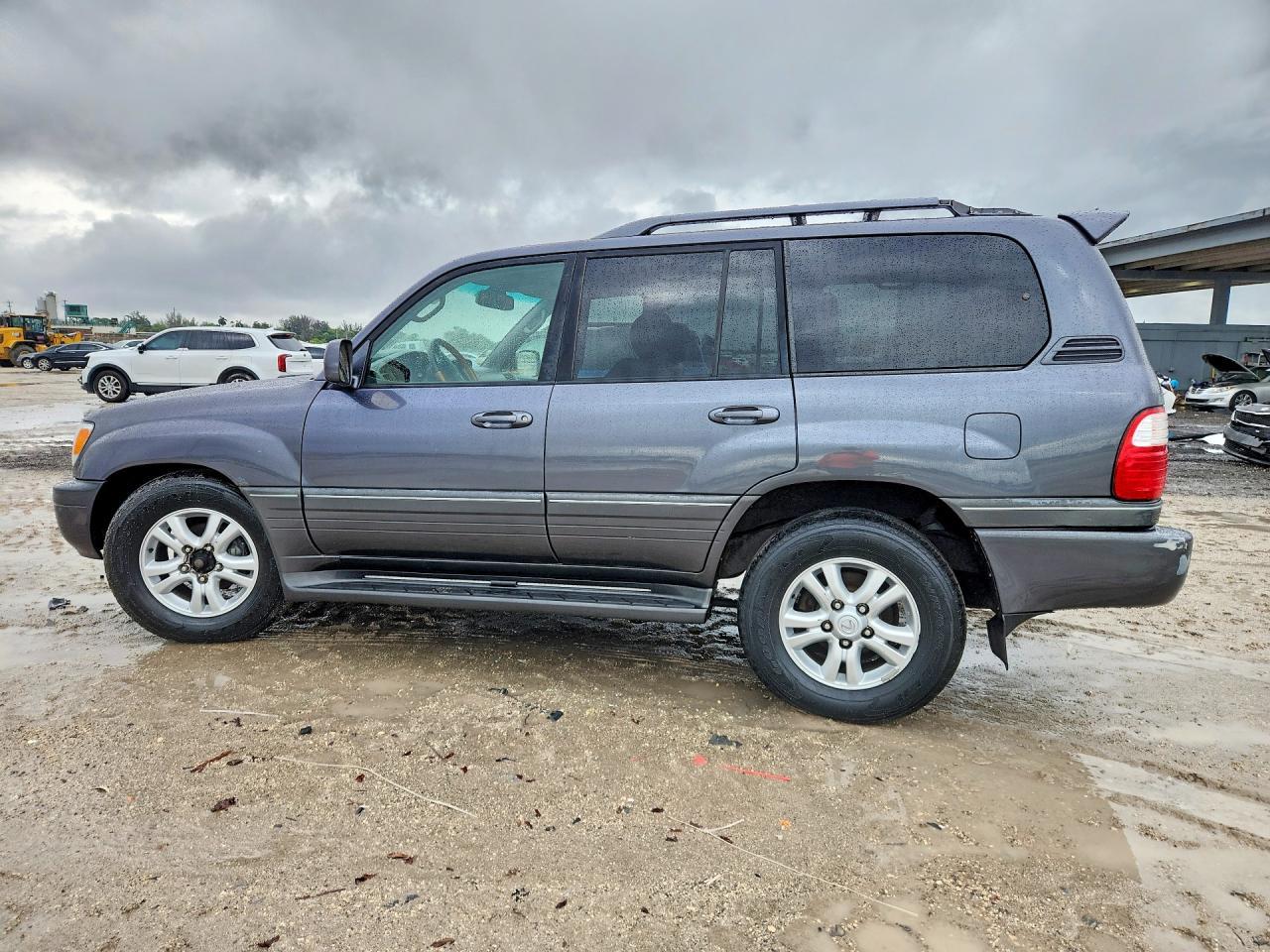 2004 Lexus Lx 470 - Image 2