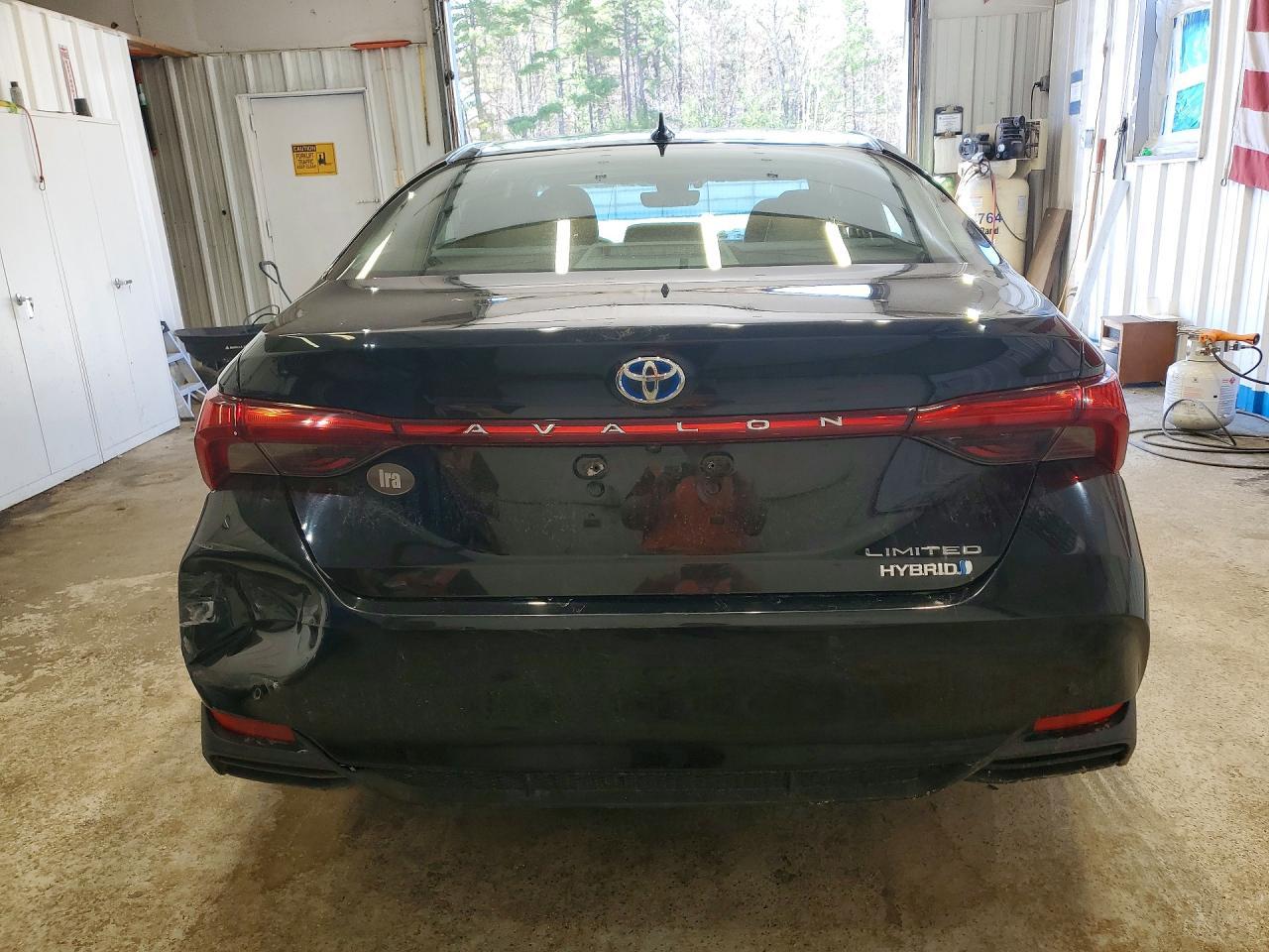 2019 Toyota Avalon Hybrid Limited - Image 6