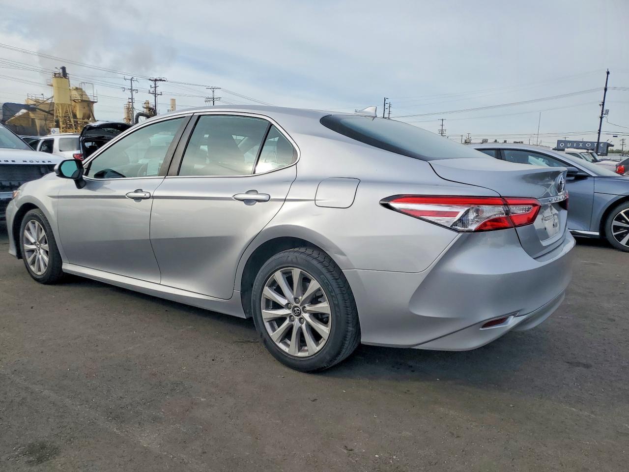 2020 Toyota Camry Le - Фото 2
