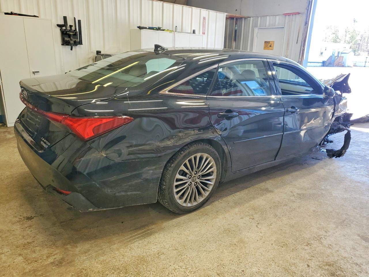 2019 Toyota Avalon Hybrid Limited - Image 3