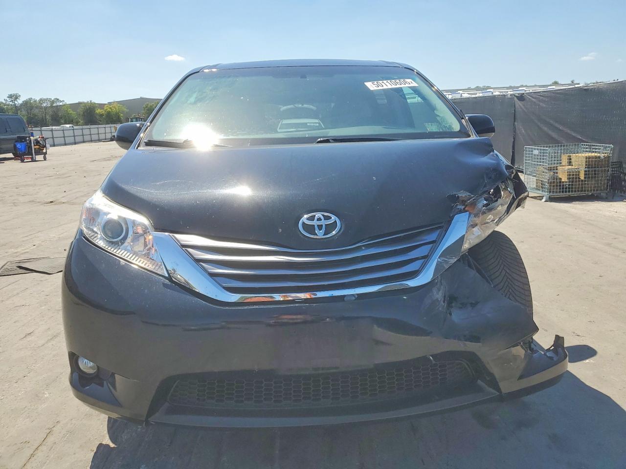 2017 Toyota Sienna Xle Premium 8-Passenger - Фото 5