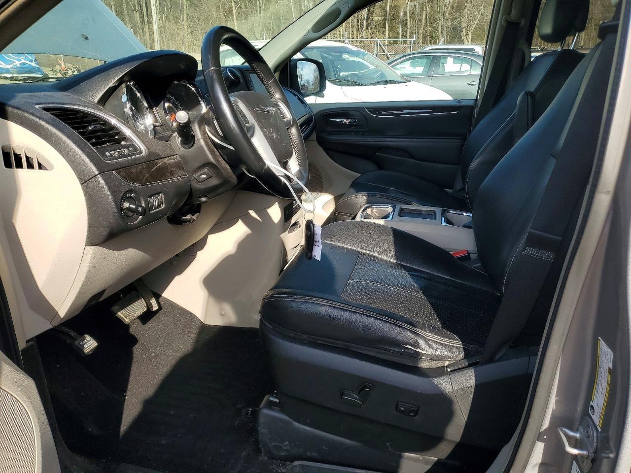 2013 Chrysler Town & Country Touring L - Фото 7