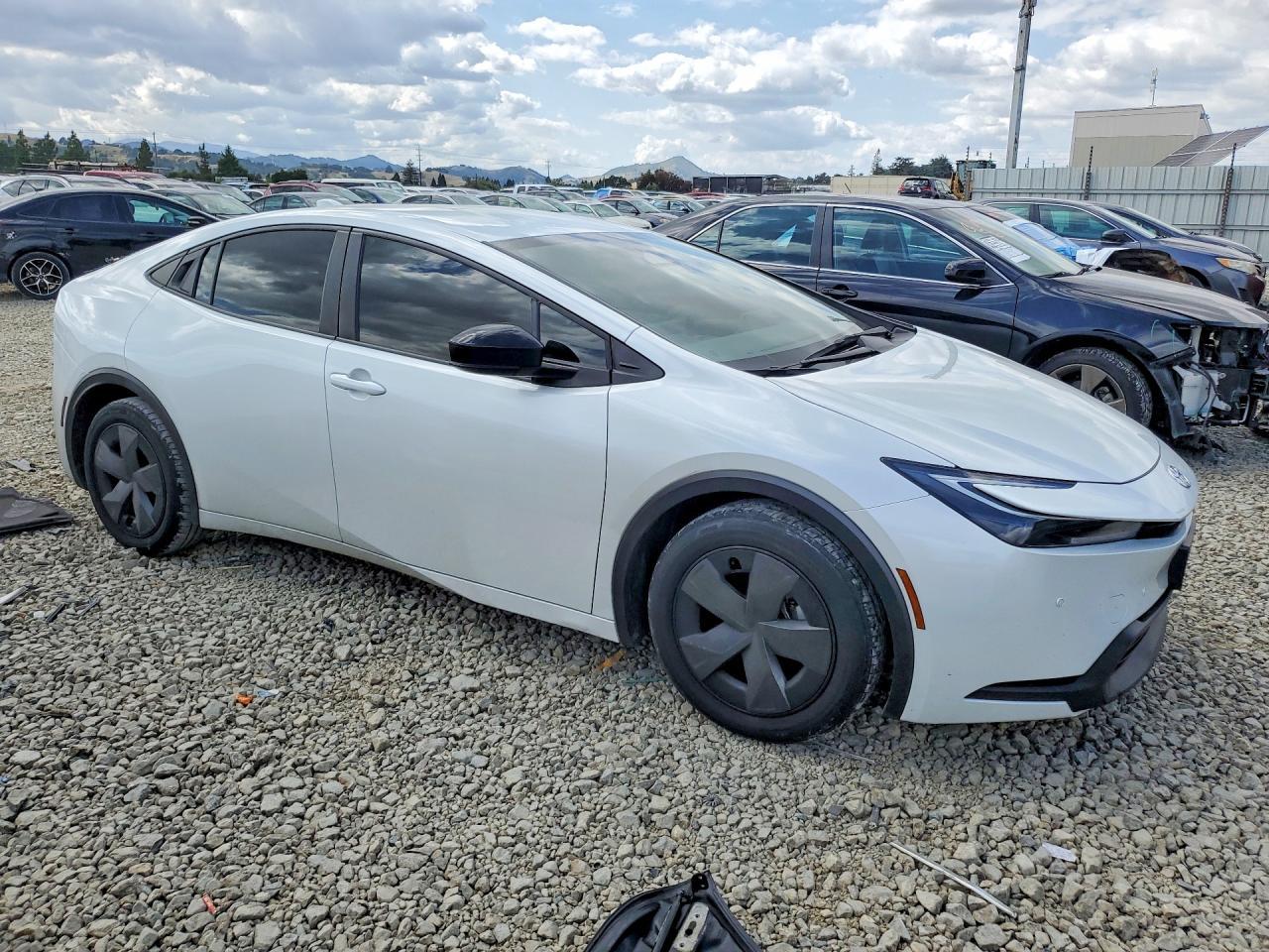 2024 Toyota Prius Le - Image 4