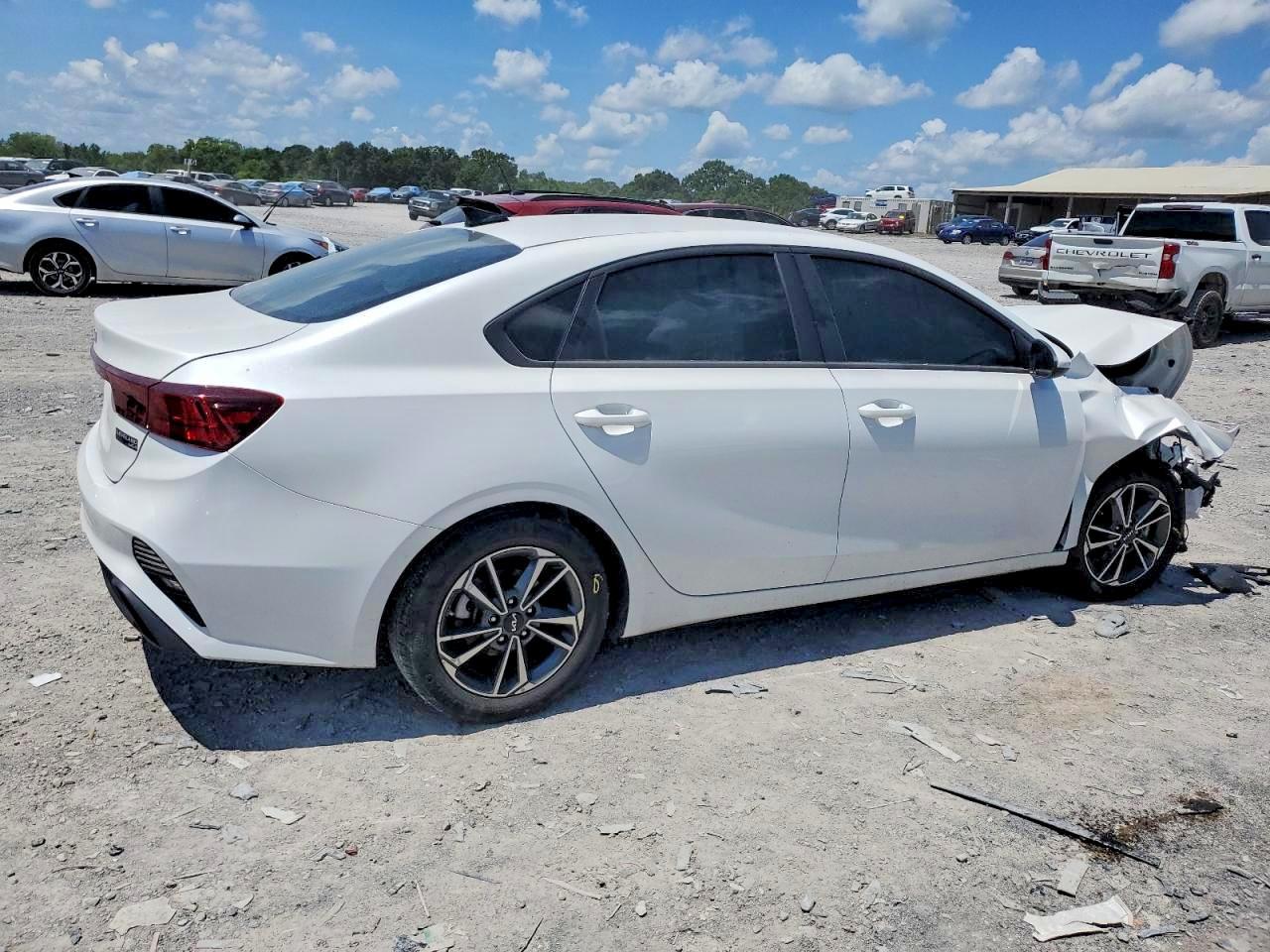 2023 Kia Forte Lxs - Image 3