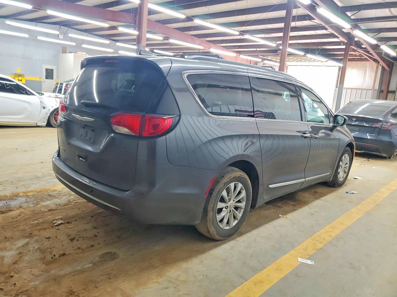 2017 Chrysler Pacifica Touring L - Фото 3