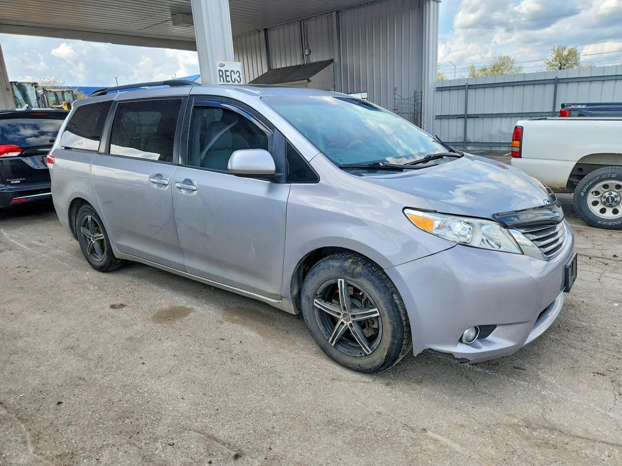 2012 Toyota Sienna Xle 8-Passenger - Image 4