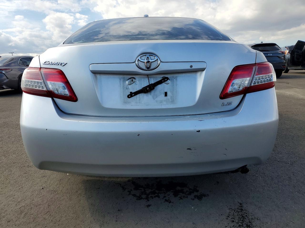2011 Toyota Camry Le - Image 6