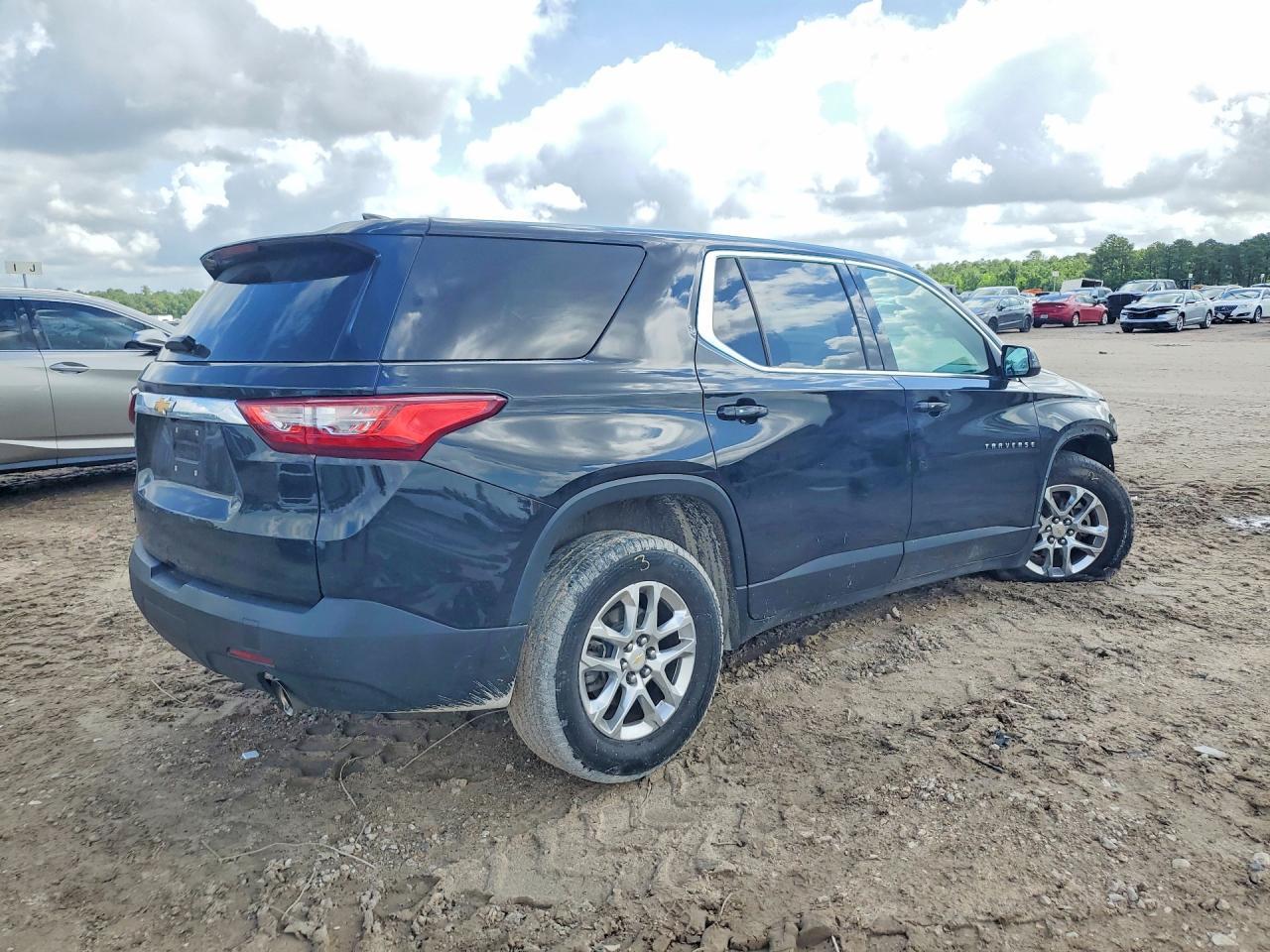 2019 Chevrolet Traverse Ls - Image 3