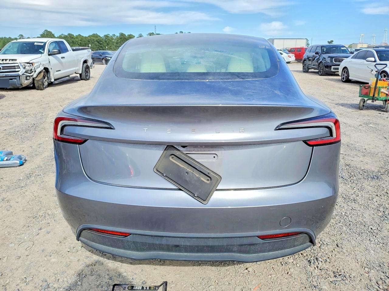 2025 Tesla Model 3 - Фото 6
