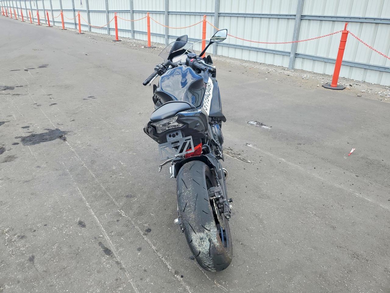 2025 Kawasaki Ex650 R - Фото 4