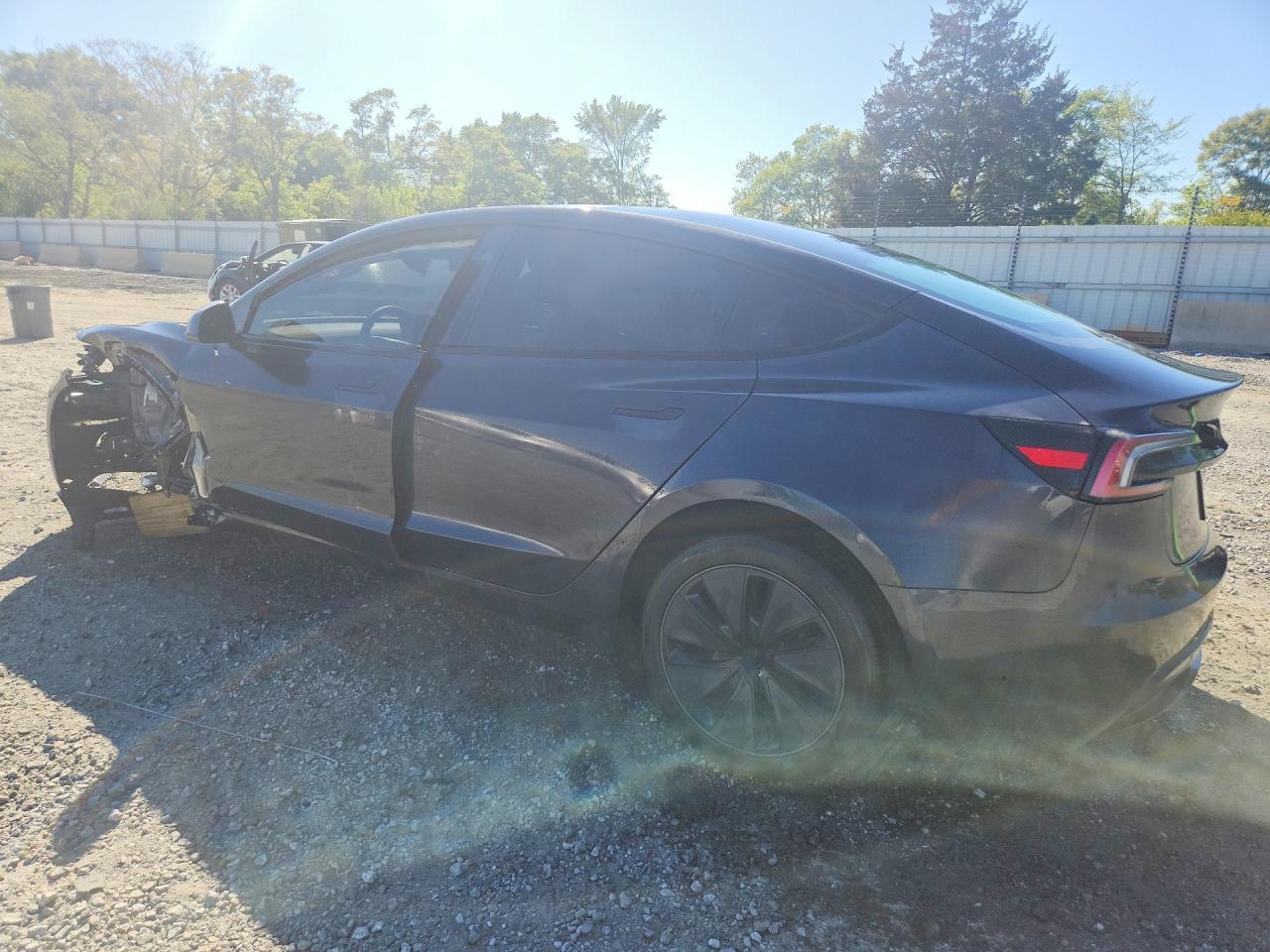 2025 Tesla Model 3 - Фото 2