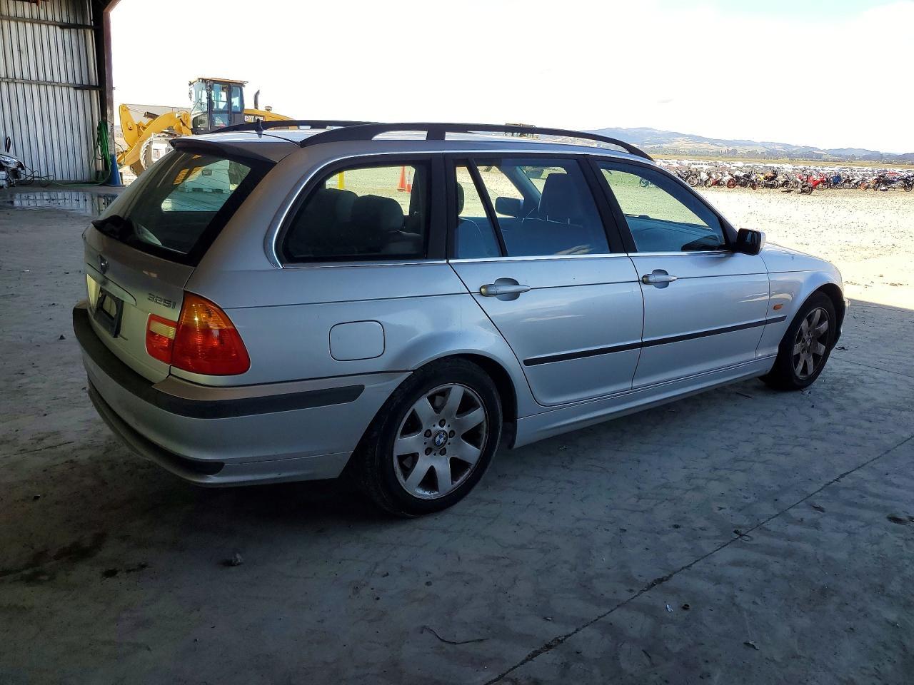 2001 BMW 325 It - Фото 3