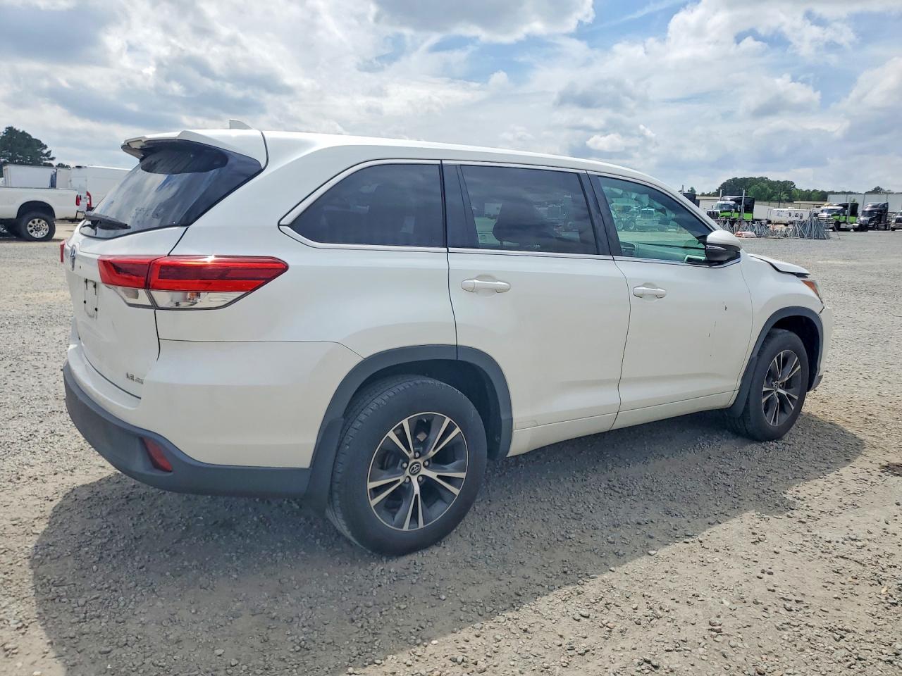 2018 Toyota Highlander Le Plus - Image 3