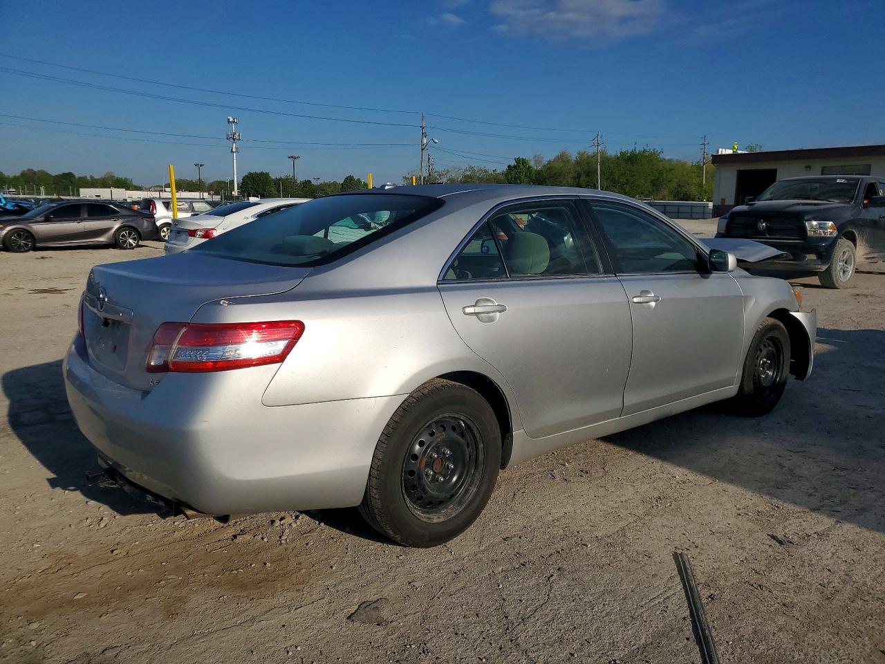 2011 Toyota Camry Le - Фото 3