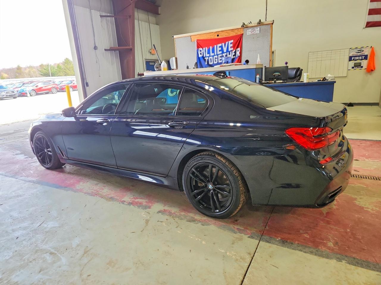 2017 BMW 750 Xi - Фото 2