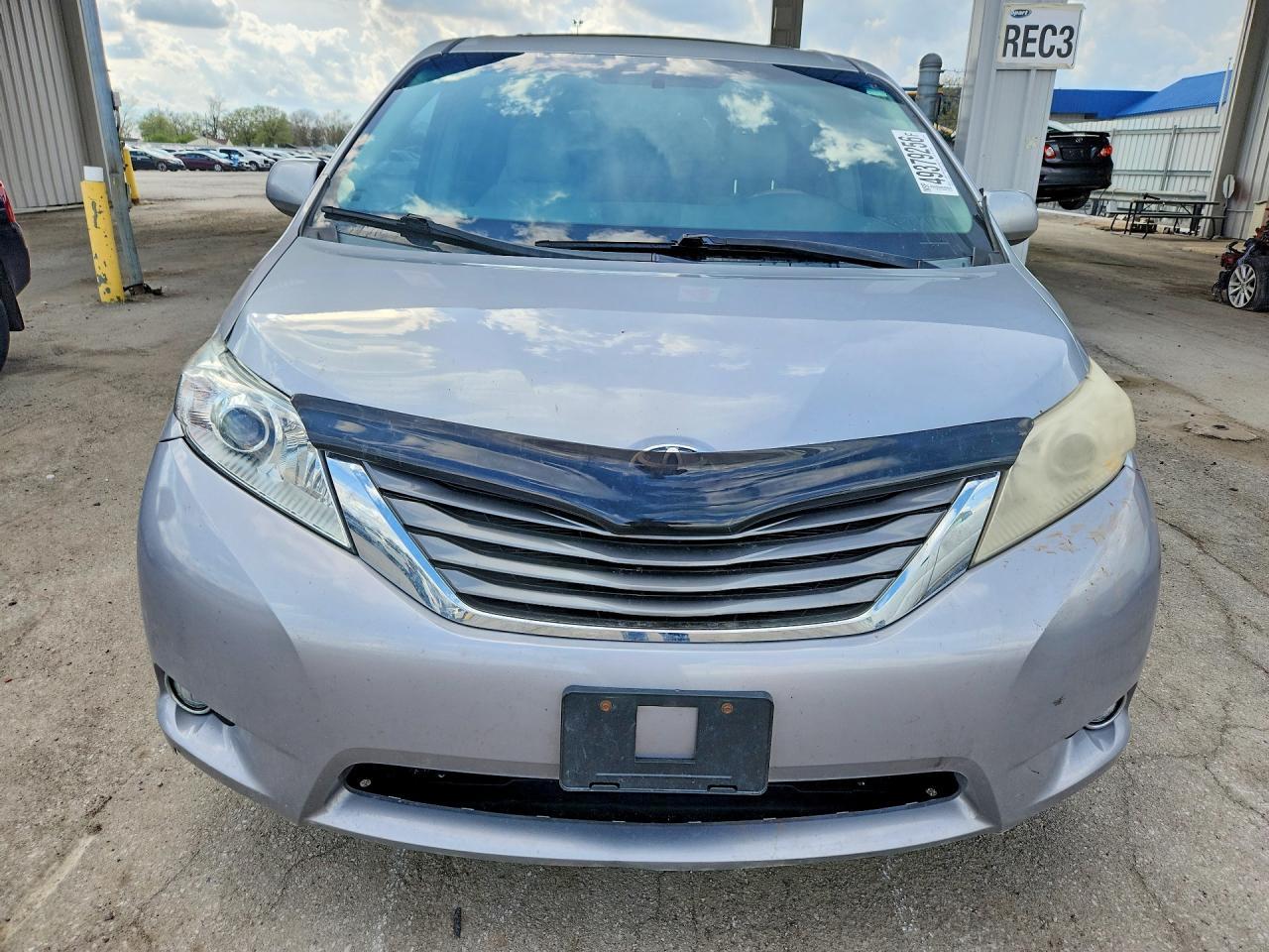 2012 Toyota Sienna Xle 8-Passenger - Image 5