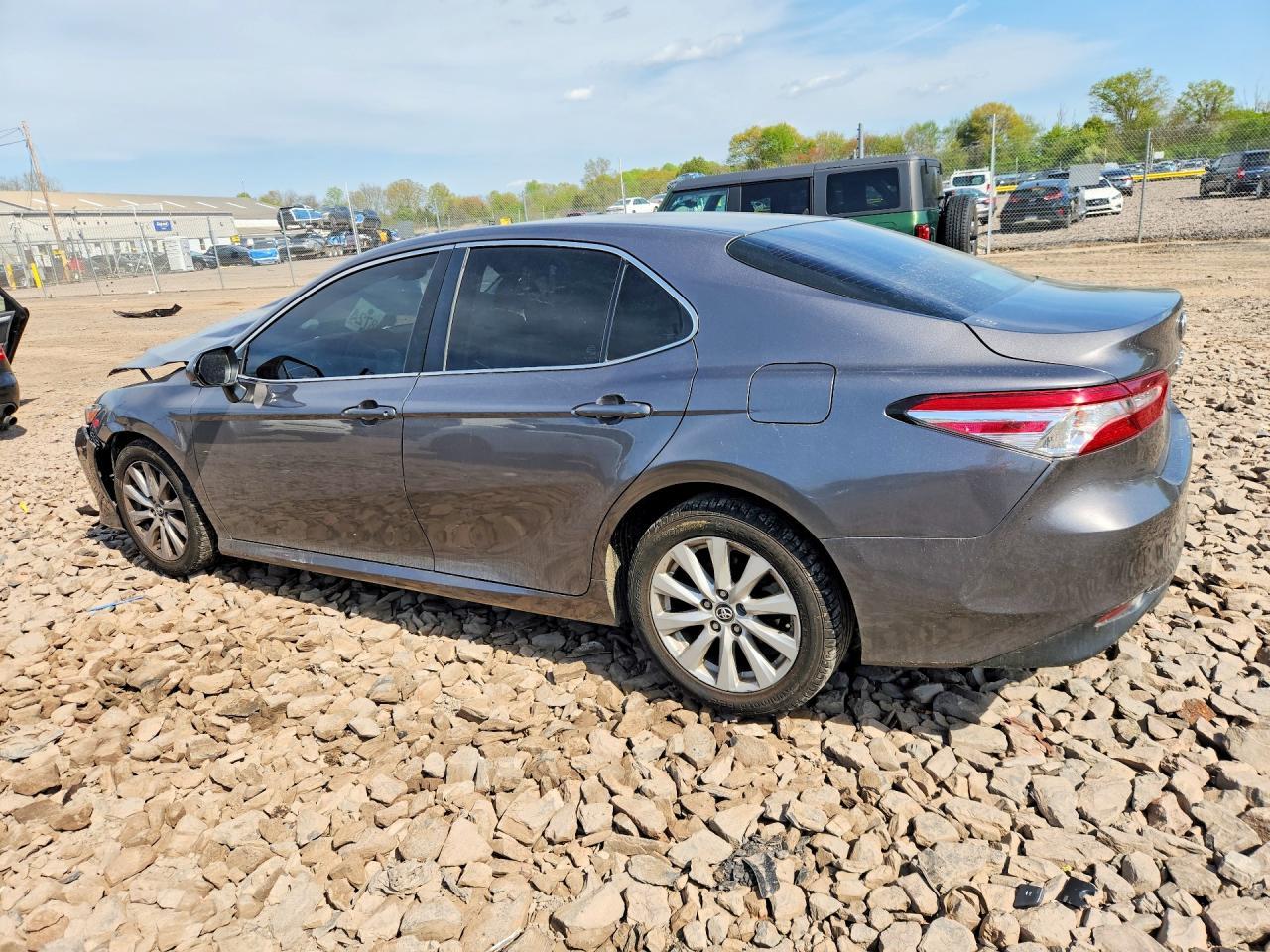 2018 Toyota Camry Le - Фото 2