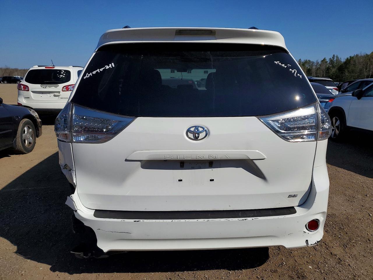 2017 Toyota Sienna Se - Image 6