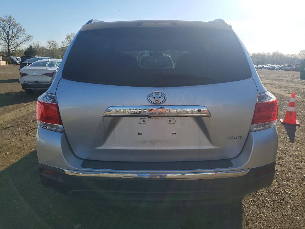 2013 Toyota Highlander Plus - Image 6