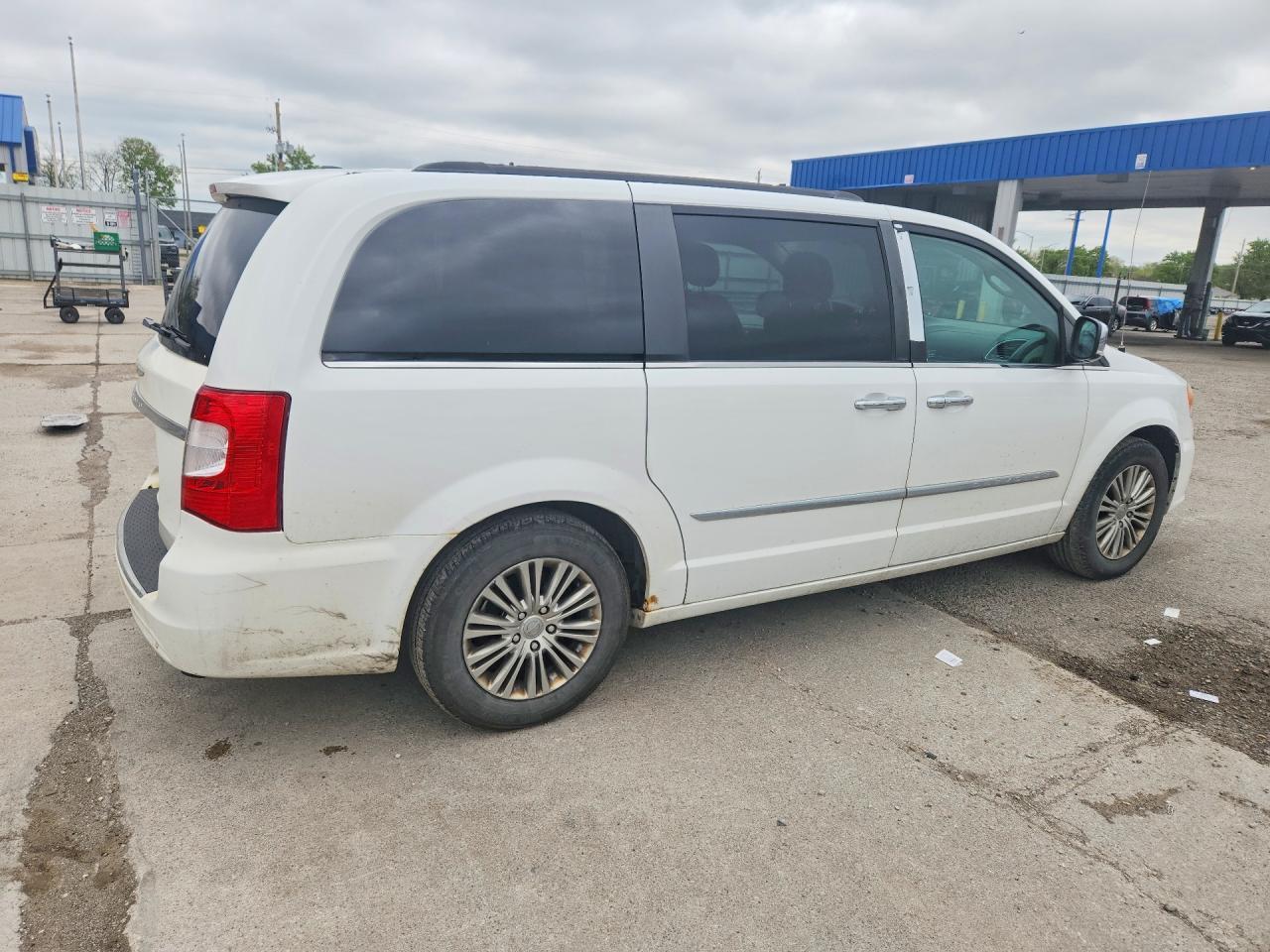 2013 Chrysler Town & Country Touring L - Фото 3
