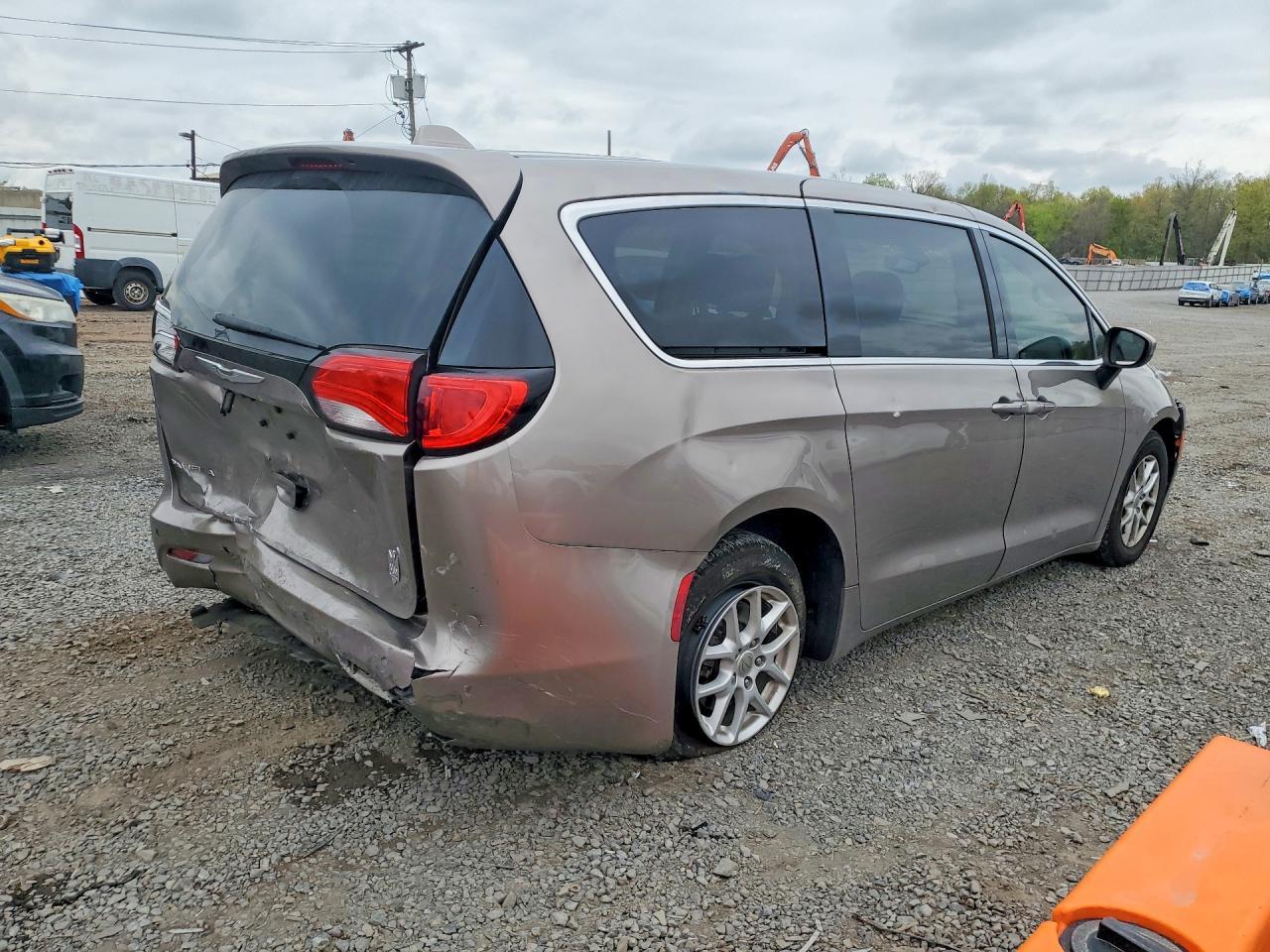 2017 Chrysler Pacifica Touring - Image 3