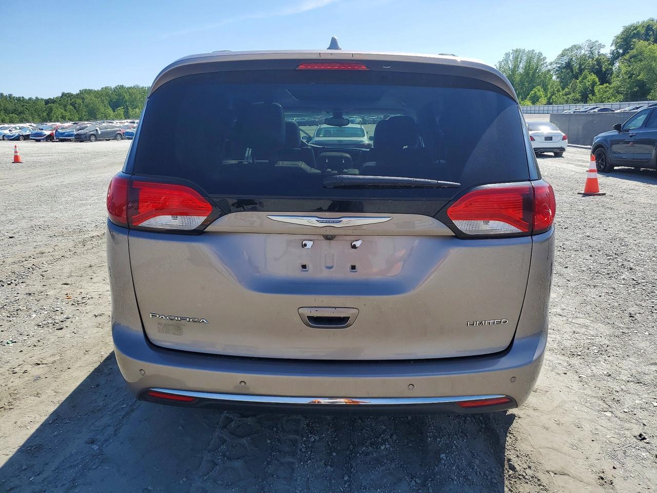 2017 Chrysler Pacifica Limited - Image 6