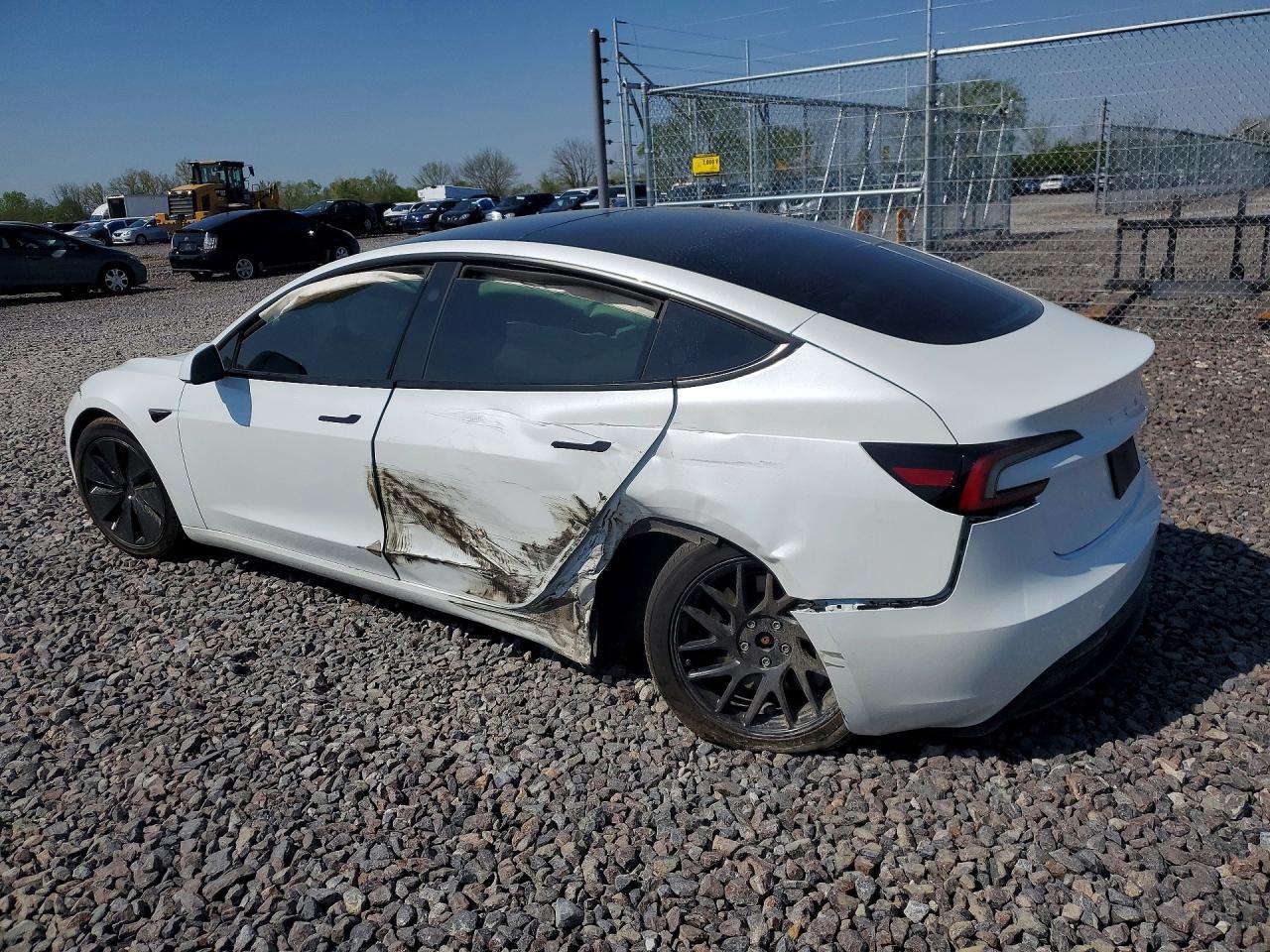 2025 Tesla Model 3 - Фото 2