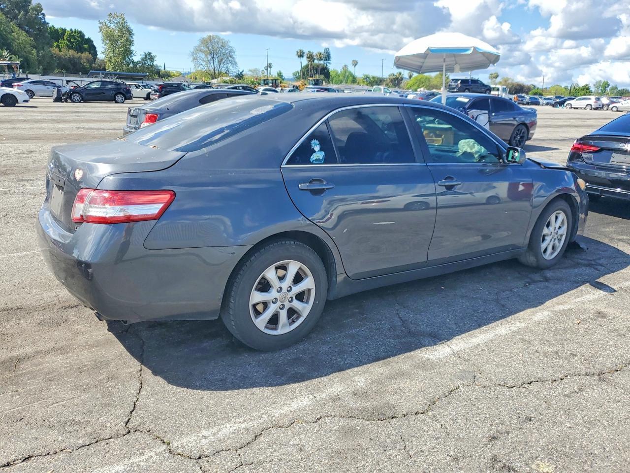 2011 Toyota Camry Le - Фото 3