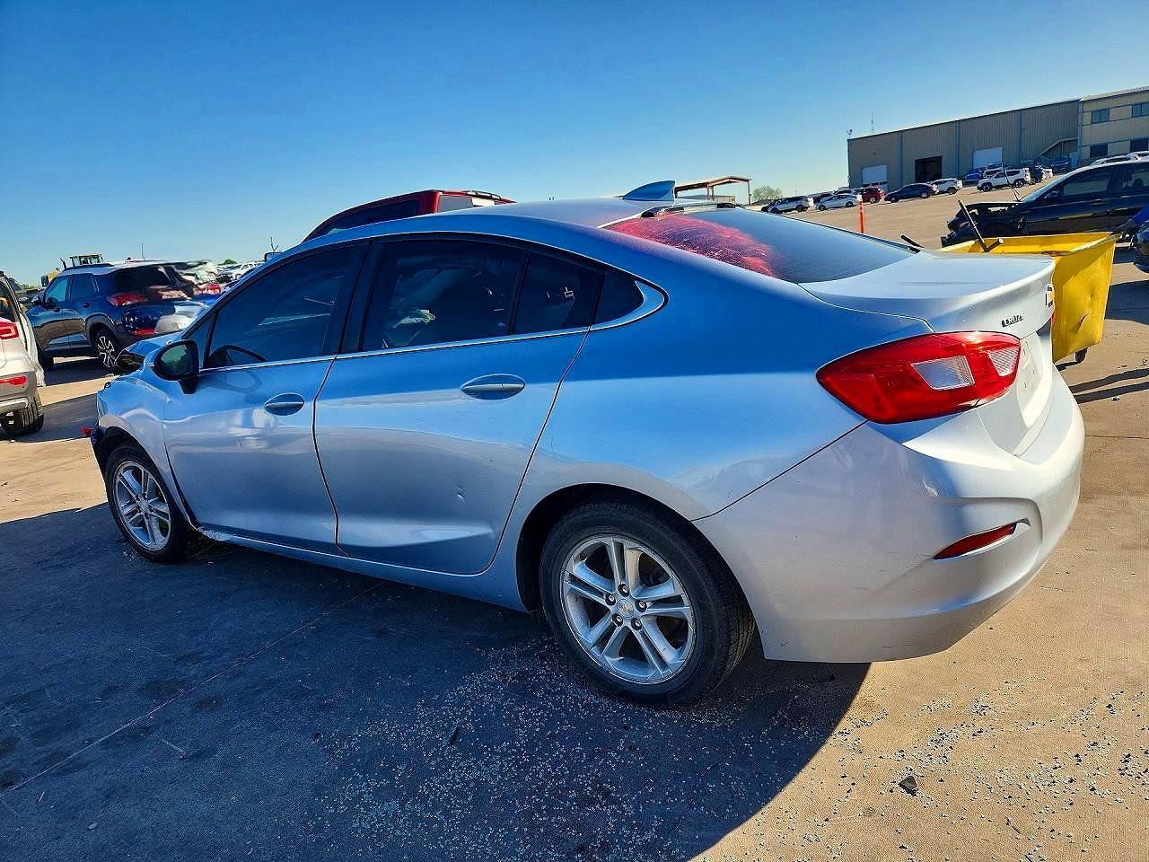 2017 Chevrolet Cruze Lt - Image 2