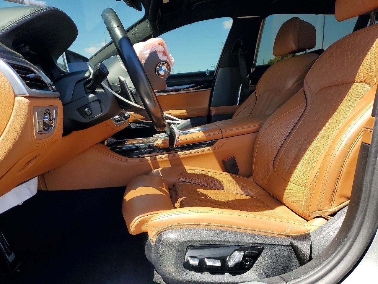 2020 BMW 750 Xi - Фото 7