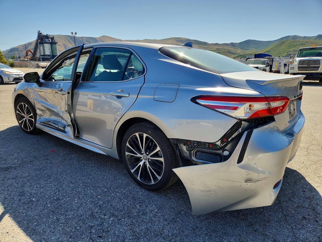 2021 Toyota Camry Se - Фото 2
