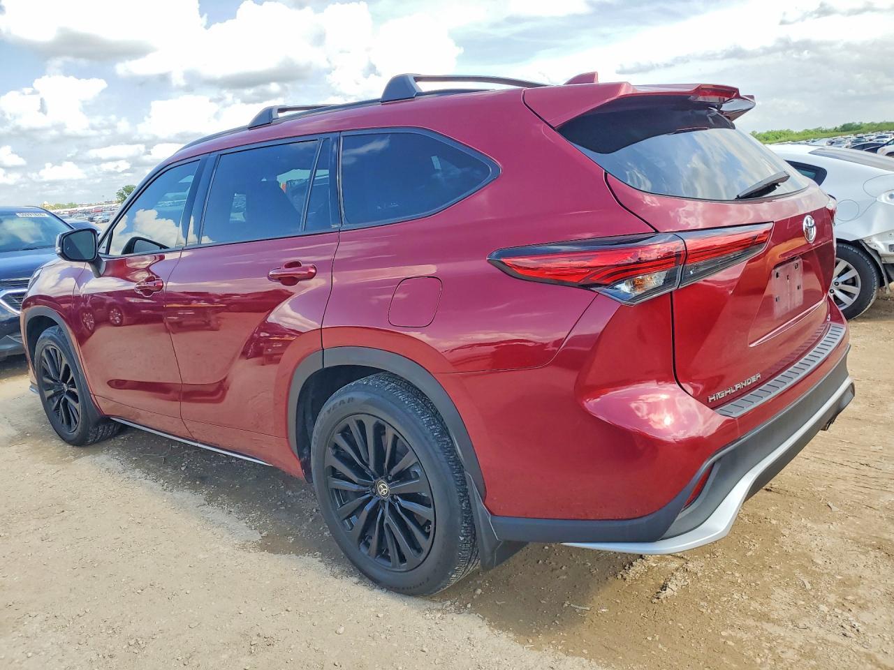 2023 Toyota Highlander - Image 2