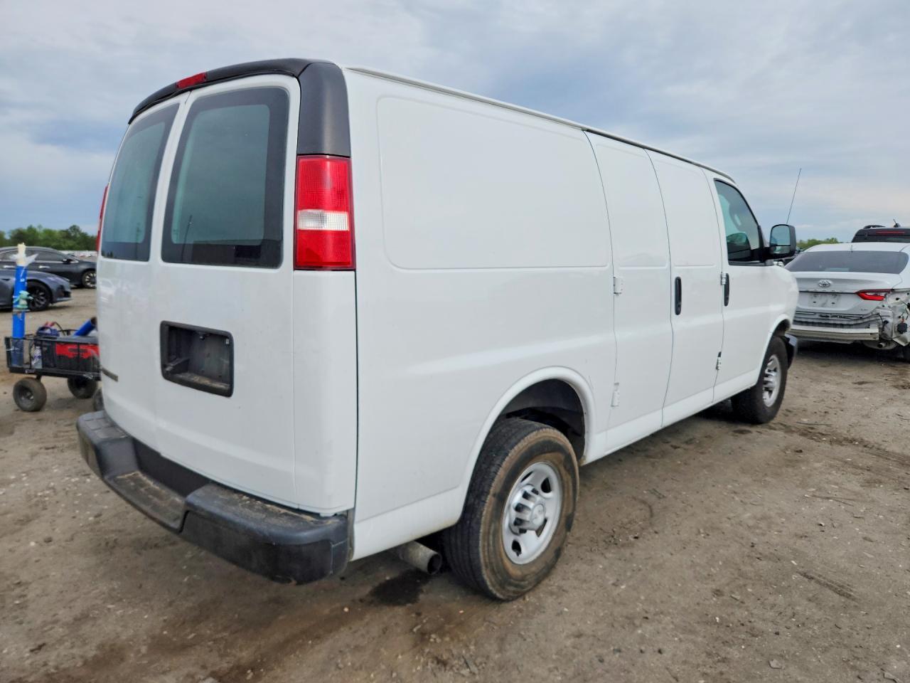 2018 Chevrolet Express 2500 Delivery Van - Image 3