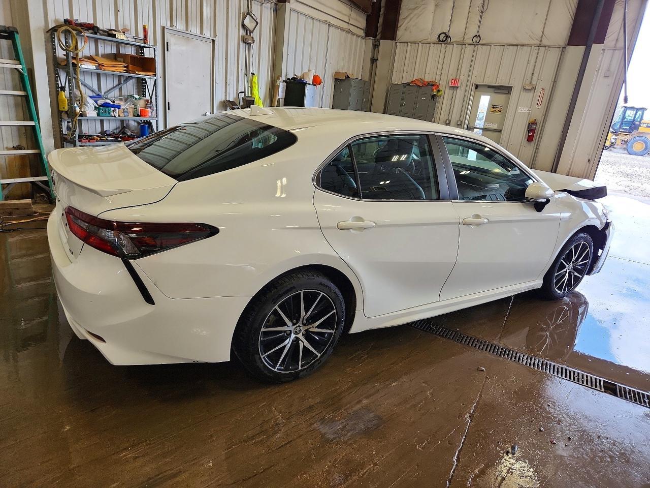 2022 Toyota Camry Se - Image 3