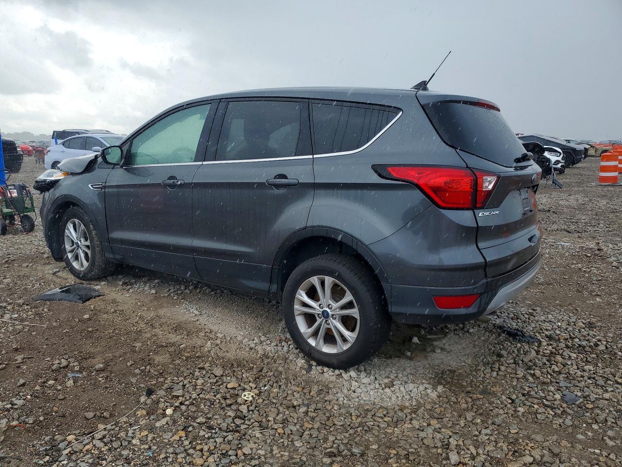 2019 Ford Escape Se - Фото 2