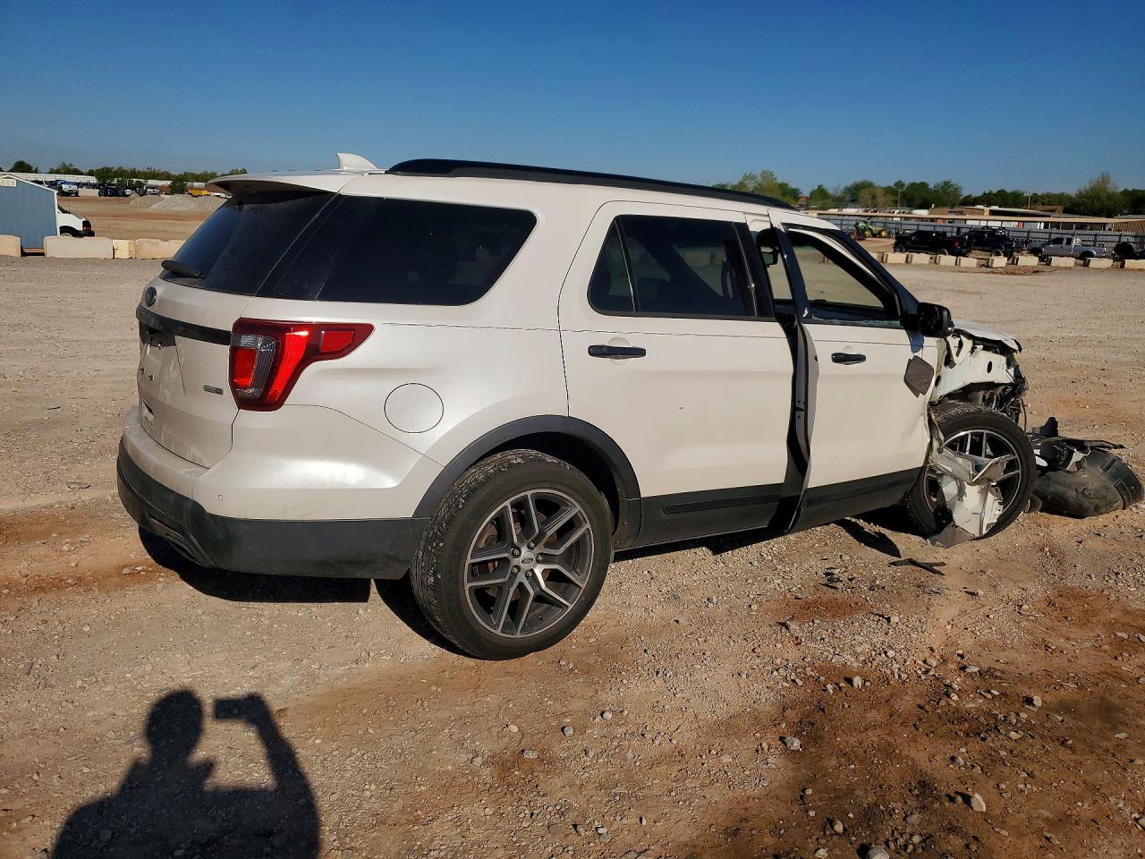 2016 Ford Explorer - Фото 3