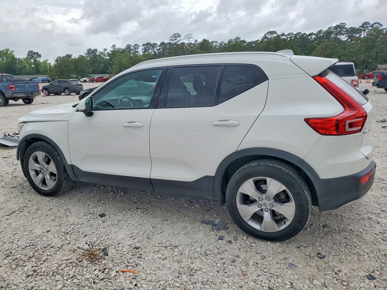 2019 Volvo Xc40 T5 Momentum - Фото 2