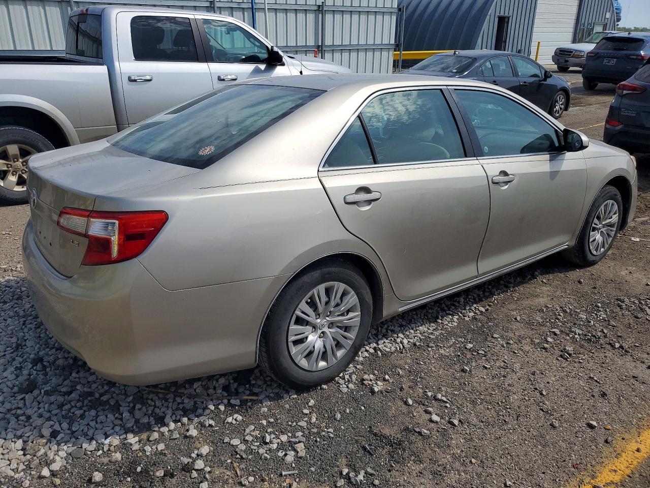 2014 Toyota Camry Le - Фото 3