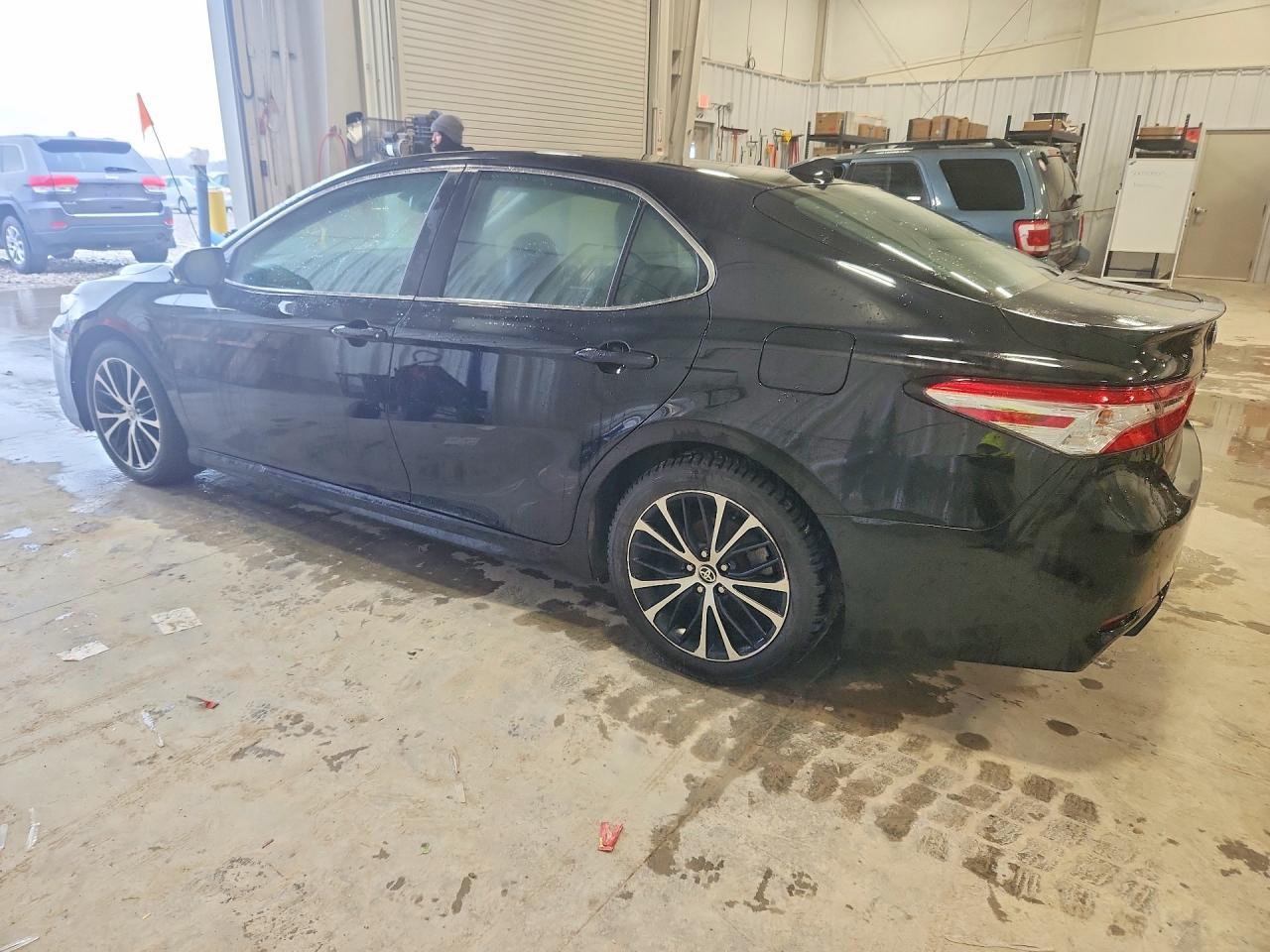 2020 Toyota Camry Se - Фото 2