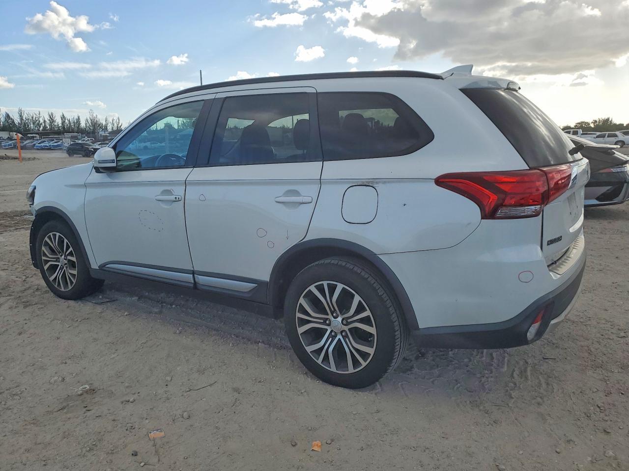 2017 Mitsubishi Outlander Se - Image 2