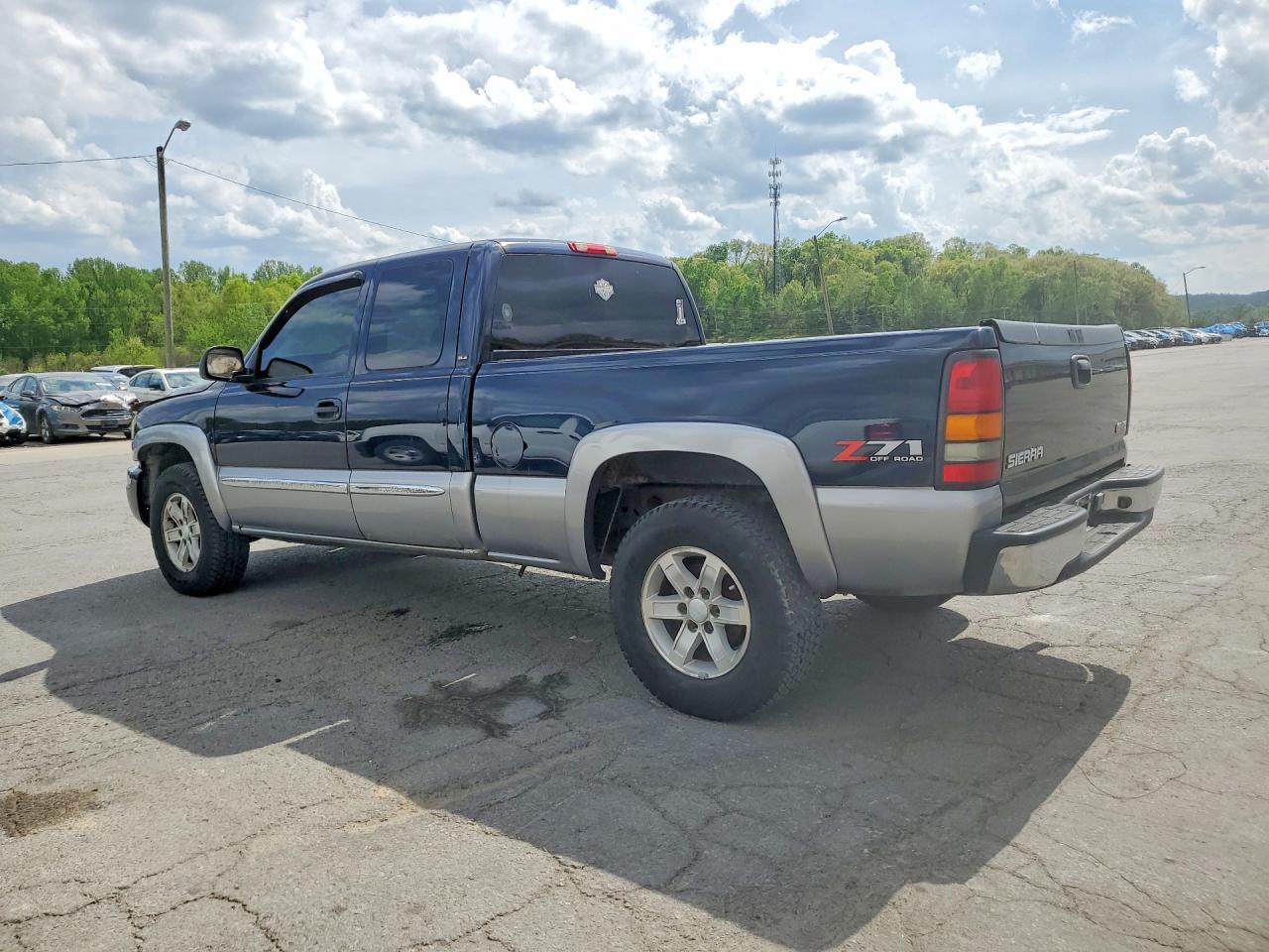 2005 GMC New Sierra K1500 - Image 2