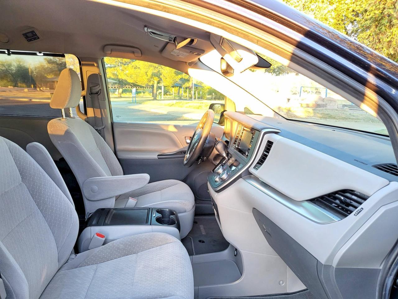 2020 Toyota Sienna Le - Фото 5